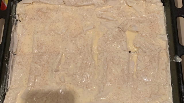 re pa fil pa 4 kore pa preko prelijete kad umutite jogur jedna casa i jedno jaje. Preliti susam. Staviti rernu na 200 da se greje. Staviti pitu posle 10 min stajanja i kada se ispece prekriti krpom ohladjena pita moze se jesti sa jogurtom ili kiselim mlekom .  SIR PO ZELJI DODATI OKO 300 grama .PRIJATNO 😇 