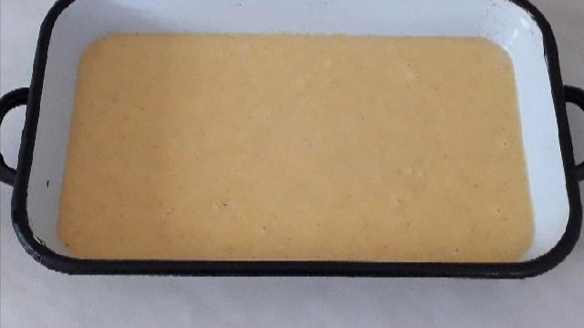 pecivo i promesajte. Sipajte ulje i onda polako dodajte kiselu vodu i mesajte. Ugrejte dobro rernu. S obzirom da se prava proja pece u sporetu na drva i da je tada najlepsa, bitno je da temperatura bude visoka.Smesu sipajte u pleh koji je dobro podmazan. Ako ne zelite da rizikujete da ce vam se zalepiti i najmanji deo, savetujem da izrezete pek papir i stavite na dno posude.