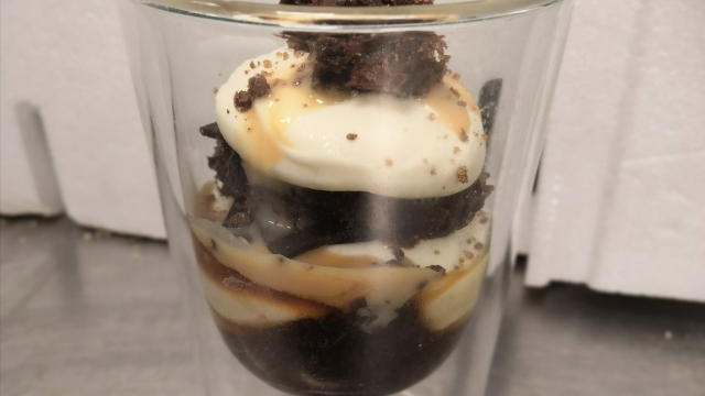  cuando llegue a ebullición añadimos la gelatina , estiramos en un cuenco rectangular y expandimos , reservamos