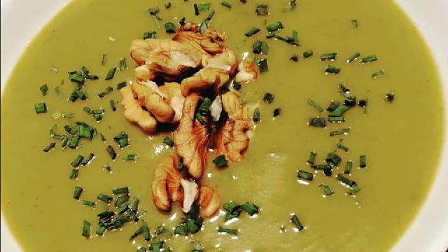 j vatri, zatim isjeckati brokulu, mrkvu i krumpir na sitne komadiće i staviti u lonac da se pirja dok povrce ne omeksa. Zatim uliti 1/2 l vode i kuhati nekih 20-25 minuti, nakon toga sve zajedno ispasirati i opet vratiti na laganu vatru i tako jos kuhati 10 min na kraju za dekor staviti 3 oraha kao dekoraciju. DOBAR TEK!