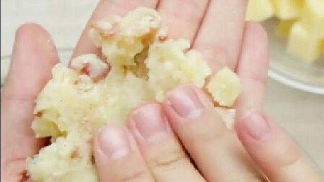 . Feche formando uma bolinha. Repita até acabar a massa.