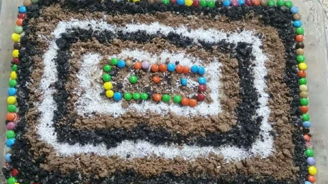 سكافيه ووضعه فوق البسكوت وبعدين بتزيني على خاطرك ❤❤