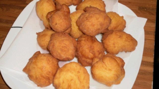 vú lyžicu a cesto po jednej lyžici dáme do horúceho oleja guľky. Nemusíme obracať guľky sa obrátia samé. Ak už sú upečené vyberieme a hneď obalíme v práškovou a vanilkovým cukru. Môžme podávať aj s ovocným džemom. Dobrú chuť prajem.