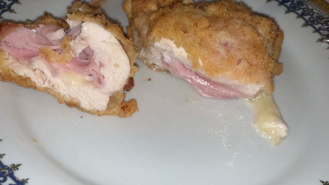 vam se otvara file zakacite ga cackalicama to sam ja uradila a posle izvadite. Sos posebno spremate u tiganju pecurke i vrhnje za kuvanje/pavlaka za kuvanje. Preko moze sos a i ne mora. Odvojite posebno sos sa strane ne morate preko da polivate sve. Uz jelo sluzite paradajiz salatu i krastavac salatu. PRIJATNO VAM! 🙂