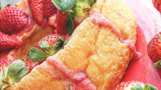 ievito,e un pizzico di sale e iniziamo a montare ( con fruste elettriche, oppure usare la planetaria con gancioFrusta )Quando gli albumi saranno parzialmente montanti  Aggiungiamo lo zucchero poco alla voltaUna volta incorporato lo zucchero e i il composto sarà montato a neve Aggiungiamo gli aromi, vanillina e vaniglia, e continuiamo a montare per altri pochi minuti una volta che il nostro composto