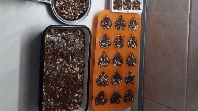 ah, preliti u pirinče pahuljice i mleveni keks. Pravite oblike kako želite. 😊