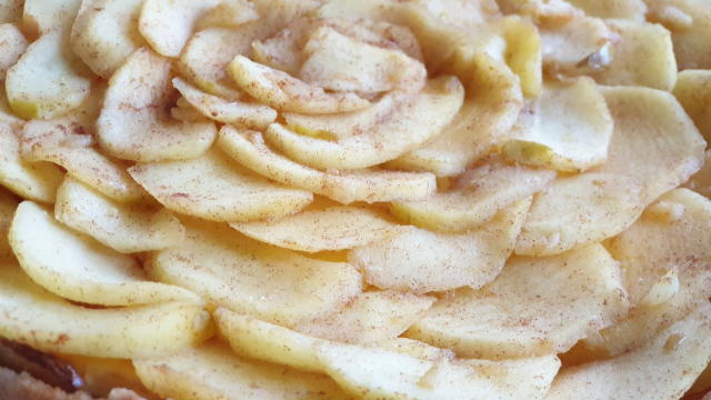 necháme zkaramelizovat. Směsí zdobíme upečený dort ve tvaru růži.