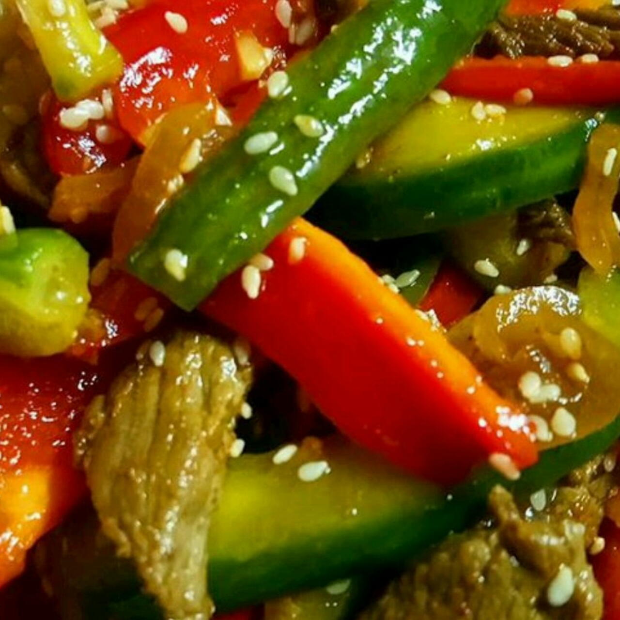 Салат из свежих овощей с соевым соусом