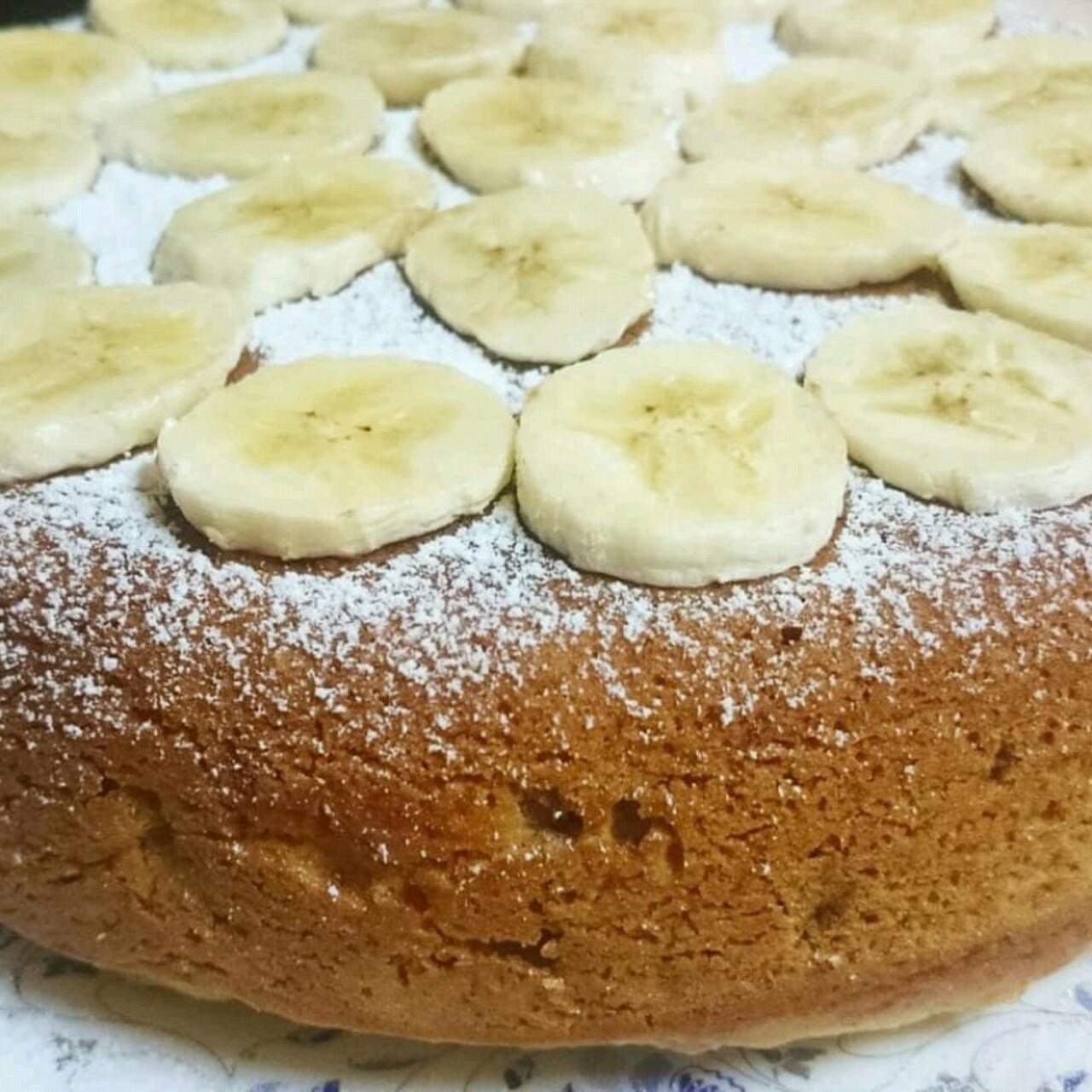 Выпечка с бананом рецепты в духовке. Банановый пирог. Банановый пирог в духовке. Банановый пирог в мультиварке. Шарлотка с бананами.