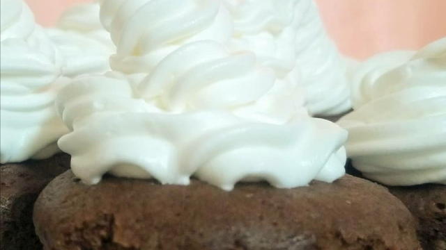 минут шоколадные кексы готовы (готовность пpовеpить, пpоткнув деpевянной палочкой). Украсить можно по вкусу, у меня взбитые сливки.