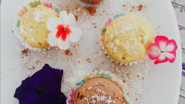 se.Intr-un bol mixeaza untul moale cu zaharul pana cand devine spumos. Adauga ouale, unul cat unul, amestecand bine dupa fiecare pana cand se incorporeaza. Adauga faina, praful de copt si extractul de vanilie si mixeaza pana se incorporeaza.Toarna aluatul in formele de briose si coace-le in cuptorul preincalzit timp de 18-20 de minute pana cand se rumenesc si devin usor elastice.Lasa-le sa se raceasca! 🧁