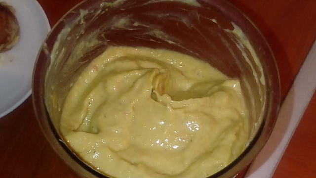 a trumixgépbe. Ha ez meg van akkor pucoljuk meg a 2 gerezd foghagymát és a vöröshagymát.Majd ha ezzel meg vagyunk akkor vágjuk apró darabokra és adjuk hozzá az avokádohoz. Trumixuljuk össze az egészet. Adjunk hozzá 2 evökanál yoghurtott 2 kiskanál mustárt és majonézt és tormát. Csipetnyi sót és borts végül fél citrom levét és trumikszoljuk össze még krémes nem lesz.