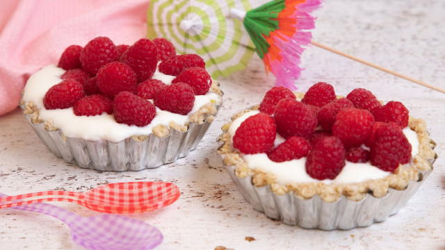 verjük. A vajat felolvasztjuk, és a száraz anyagokhoz adjuk, majd alaposan eldolgozzuk.