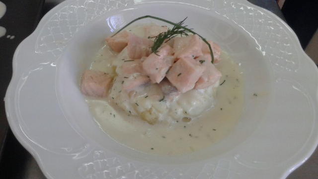 par con la velouté de nata y eneldo que se ha preparado y adornar como se quiera (yo adorné con eneldo y cebollino).