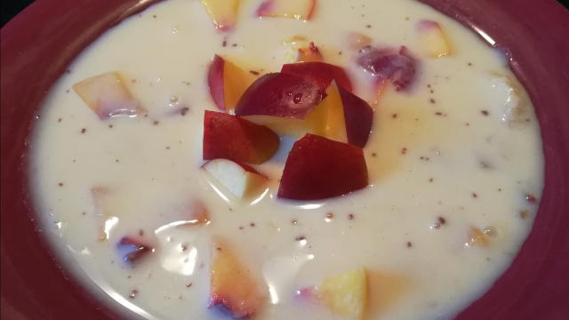 lè5 dl tej1 doboz tejföl1db barack konzer1 banánA vanília pudingot csomómentesre keverjüka narancslèvel, majd fokozatosan hozzáöntjük a tejet. A barackkonzerv lèből egy keveset adunk a keverèkhez majd a tejfölt is csomómentesre keverjük benneA barackokat kis kockákra vágjuk a banánnal ès a leveshez adjuk. Tálalás előtt 1 órával hagyjuk pihenni a hűtőben!