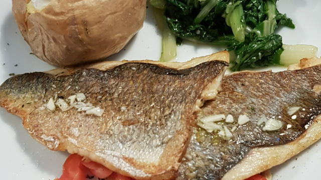 g ulja.Stavite u zagrijani pećnicu na 200 C',s ventilatorom ili bez njega.. Zavisi od veličine krompir,ali srednja veličina krompir nekih 30 min triba..