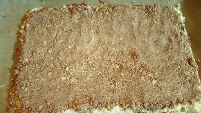  крошкой с какао, разравниваем.