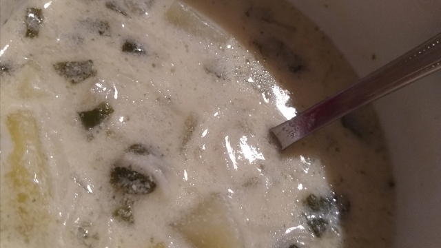 панака и лук. Слагаме олио и сол на вкус. 10мин преди готовност добавяте фиде. След сваряване сваляме от котлона и добавяме застройка.   БОН АПЕТИ 💙💙💙