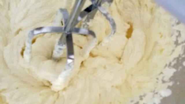 Смесват се с разтопеното масло (125 г) и водата (3 с.л.). Съставките се месят до получаването на гладко тесто. То се разточва на кора в подходяща форма, така че да покрие дъното на форма за торта с подвижен ринг. На дъното на формата се поставя хартия за печене и се разполага бисквитената кора. Изпича се при 180 градуса за 20 минути. Изважда се от фурната и се оставя да се охлади