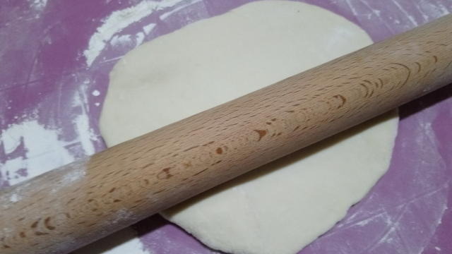 ждую половину в пласт толщиной 2 мм. Вырежьте выемкой 6 см (или рюмкой) столько кружков, сколько поместится.