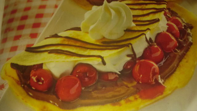 l. Nyomjunk rá egy kevés tejszínhabot. A palacsintákat lazán hajtsuk félbe, és locsoljuk meg némi olvasztott csokoládéval. Végül tejszínhabbal díszítsük.