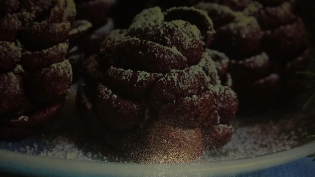 en látható módon. Tegyük hűtőbe a tálalásig. Porcukorral megszórva tálaljuk.