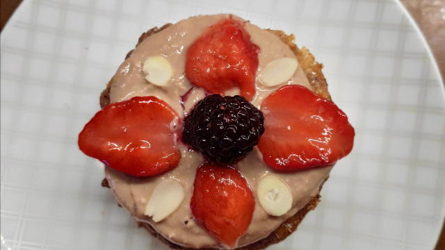 pokryjeme koláč. Možné dozdobiť ovocím alebo orechmi.