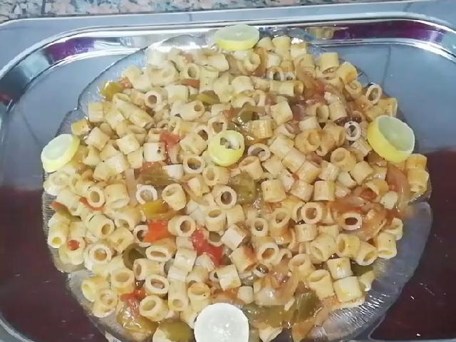 الفلفل يدبل شوية انزل بالطماطم والصلصة وبحط شوية ماية مغلية واقلب كلة مع بعض يغلي كلة احط كل التوابل بتاعتنا وبعدين يغلي اوطي النار اسيبها ربع ساعة كلة يستوي وبعدين اظبط الملح لو محتاج تاني وبعد كدة انزل بالمكرونة واقلب كلة مع بعض وبعدين اقدم في الاطباق والف هنا وشفا