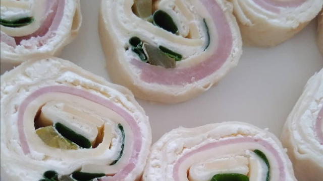 ktojony w paski ogórek-szczypior. Dodatki są tylko kwestią wyobraźni. Zwijamy w folię spożywczą ściśle. Do lodówki na 30 min. Kroimy. Gotowe.