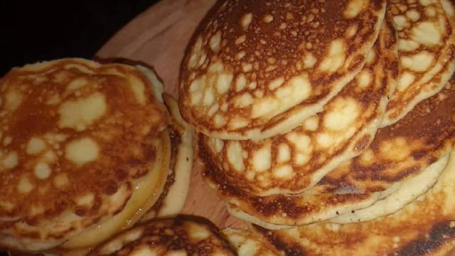 во на ръка или с пасатор/в блендер. Оставяте тигана да се загрее на слаб огън и го намазвате с малко мазнина, за да не залепнат (за предпочитане с кокосово масло). Сипвате от сместа, като вие избирате колко да са големи и колко да сипете. Когато се появят балончета отгоре се обръщат.