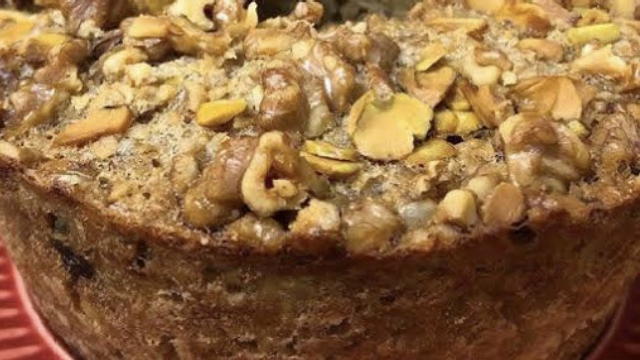  o fermento, despeje em forma untada salpique os opcionais, leve em forno pre aquecido a 180 graus