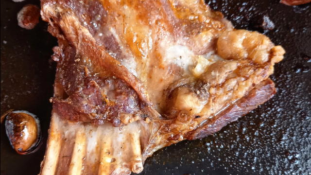 om, mažuranom, masti i cijelim češnjakom i lukom) i kruh.