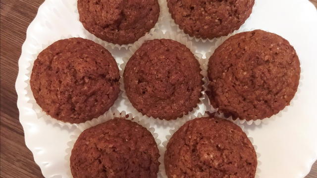 сяват, постепенно се добавят към яйчена та смес, като не се спира да се бърка-накрая се добавя тиквата. Формите се пълнят до 2/3 от обема. Пече се на 180 градуса на загрята фурна 20- 25 мин