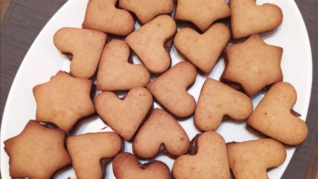 дебелина 0,5 см и с формички се изрязват фигурки. Пекат се в предварително загрята фърна на 180 градуса до готовност без да се препичат. Охлаждат се и по желание се слепват със сладко или шоколад/овалват се в орехи.