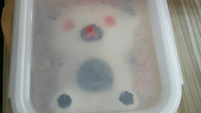 ，清楚的放在炒牛肉上層，哦對！上面刀疤隻熊，屍體熊，是甜椒🙌其他的眼睛肚子嘴巴鼻子，使用海苔與甜椒製作