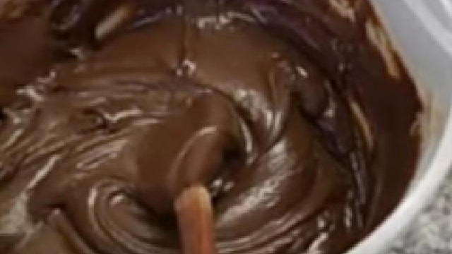 leite, e mecha, logo depois adicione o trigo aos poucos, misture.Adicione o chocolate em pó,  e a manteiga. Depois de chegar a um ponto cremoso, adicione o fermento em pó.