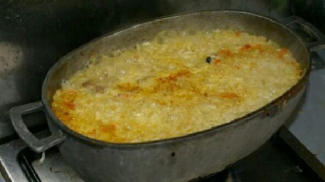  с верху ровным слоем,  заливаем кипячёной водой так чтоб вода закрывала рис на пол сантиметра или сантиметр, закрываем крышкой и варим до выкипания воды.