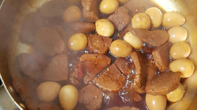  và cho trứng cút vào