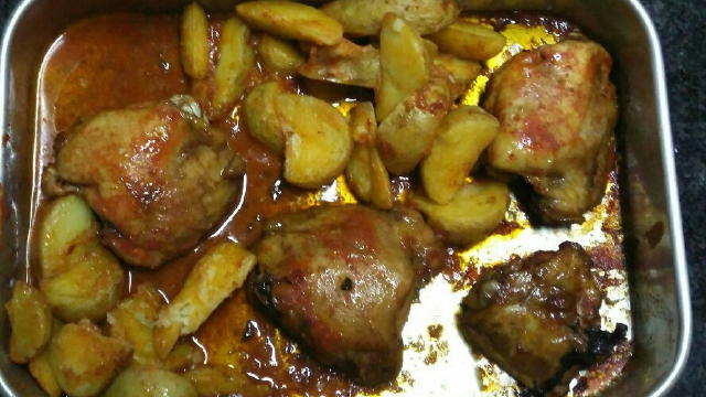 o azeite, o molho de soja, sal e colocar as folhas de loureiro.