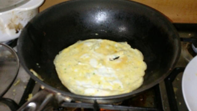 y añades sal y pimienta al gusto! Luego arrojas un poco de aceite en un sarten llano y tomas un poco de la mezcla para arrojarlo y lo tapas. Si deseas antes de servir le pones queso amarrillo arriba para que se derrita!!  Tiempo de coccion máximo 3 minutos