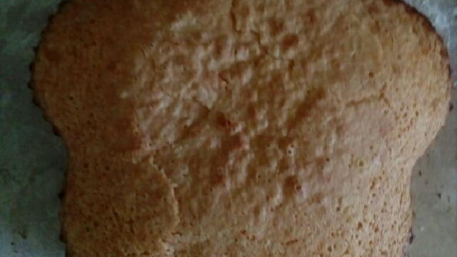 постепенно сахар и так же взбиваем миксером до пышной пены ,теперь вводим по одному желтку и так же взбиваем миксером минут 5-10.теперь берём ложку муки и добавляем в тесто ,