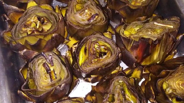 spine lasciandoli intatti, metterli nella teglia e condirli con olio sale spezzie e se volete il limone , poi infornare fin quando vedete le punte croccanti buon appetito ^_^