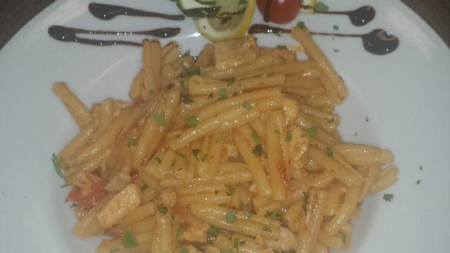 ttervi lo spicchio d'aglio schiacciato con 2 cucchiai d'olio e la punta del peperoncino non appena soffritto unire i dadini di spada far saltare e sfumare con il vino