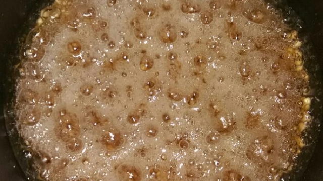  de vez em quando ate que o milho comece a estourar. Continue mexendo algumas vezes até todo o milho ter estourado. Quando todo o milho tiver estourado, coloque o leite em pó.