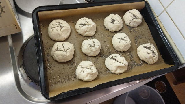 rot ca. 30 Minuten bei 200°C Ober- / Unterhitze goldgelb backen. Danach mit einem Tuch bedeckt auf einem Gitter ausdampfen lassen. Guten Appetit!