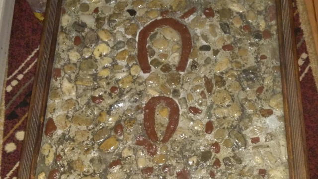 и по њему слажете камен или неки предмет од метала.Кад се осуши ставите, стакло, лајсне, префарбате