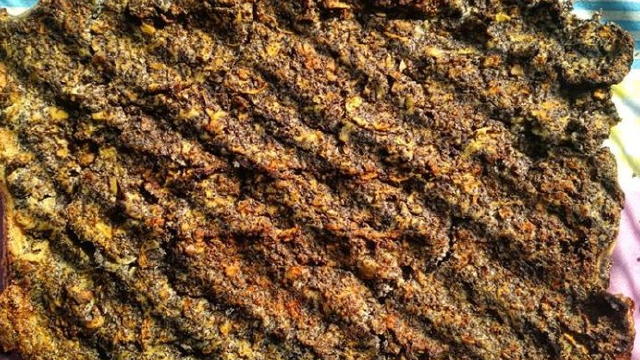  bílků vyšleháme sníh, ten poté opatrně promícháme se zbylou směsí. Těsto nalijeme na plech vyložený pečícím papírem (popř. vysypaný moukou). Pečeme na 170° po dobu 50 min.