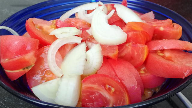 ebel schälen und halbieren . Nun Ringe schneiden