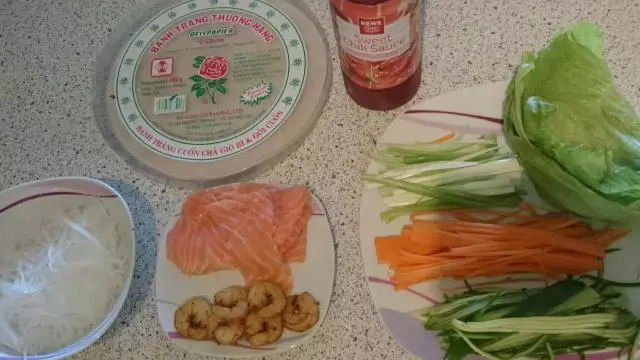 einem Julienneschäler. Darauf achten das die Streifen nicht zu lang werden damit sie gut in das Reispapier passen.