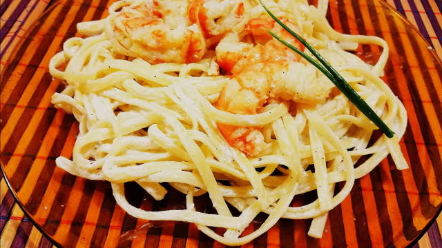 тени или не. Варете около 3 минути за прясни скариди. След като са готови ги добавете към пастата, сол и пипер на вкус. Може да декорирате със стрък магданоз и в комбинация с хубава чаша вино :)